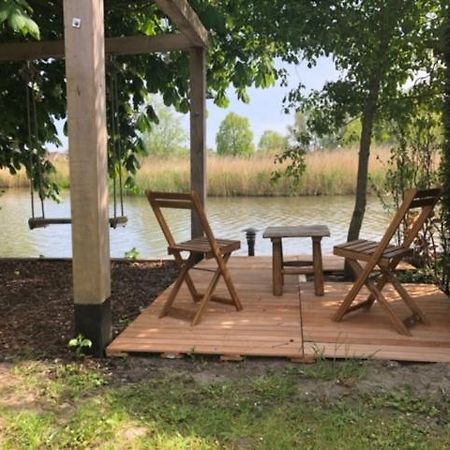 Gezellige Pipo Met Grote Schommel Aan Het Water Villa Medemblik Exteriör bild