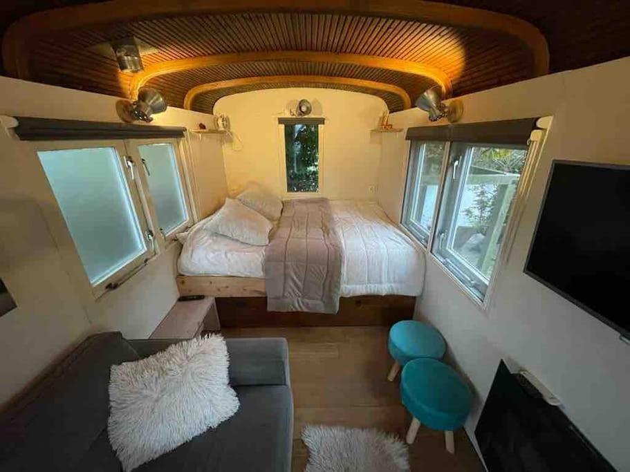 Gezellige Pipo Met Grote Schommel Aan Het Water Villa Medemblik Exteriör bild