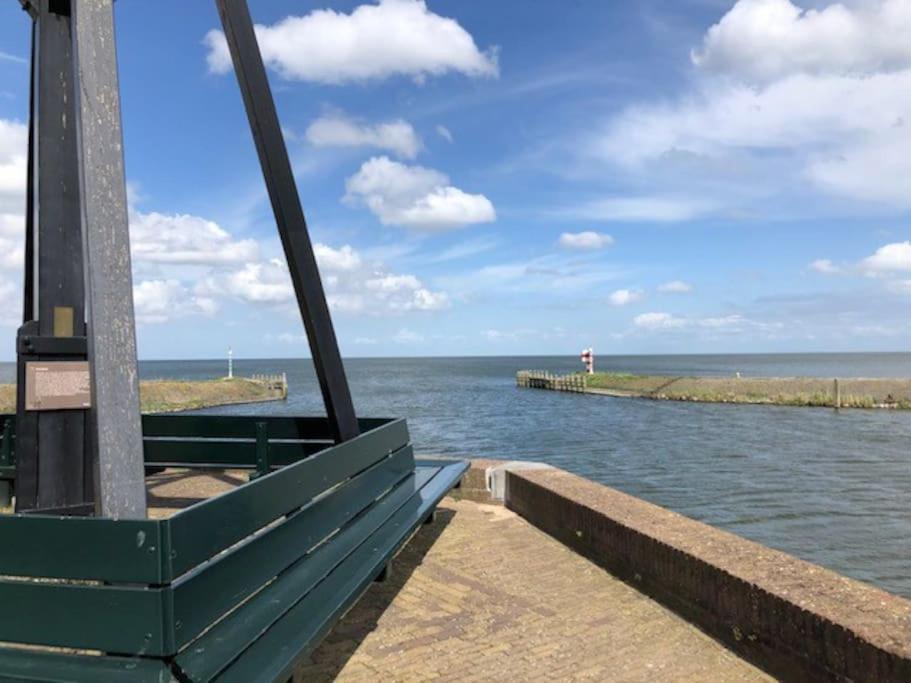 Gezellige Pipo Met Grote Schommel Aan Het Water Villa Medemblik Exteriör bild