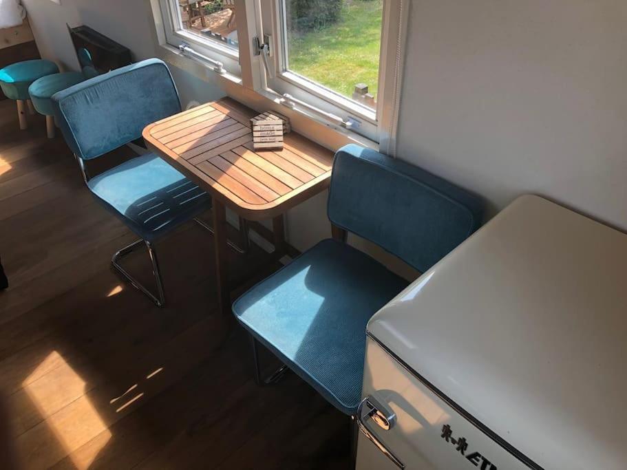 Gezellige Pipo Met Grote Schommel Aan Het Water Villa Medemblik Exteriör bild