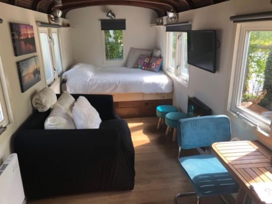 Gezellige Pipo Met Grote Schommel Aan Het Water Villa Medemblik Exteriör bild