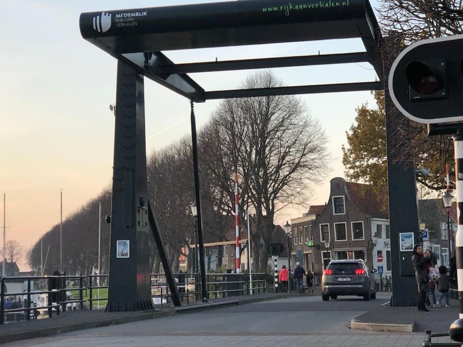 Gezellige Pipo Met Grote Schommel Aan Het Water Villa Medemblik Exteriör bild