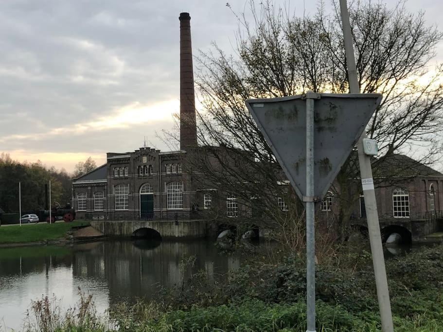 Gezellige Pipo Met Grote Schommel Aan Het Water Villa Medemblik Exteriör bild