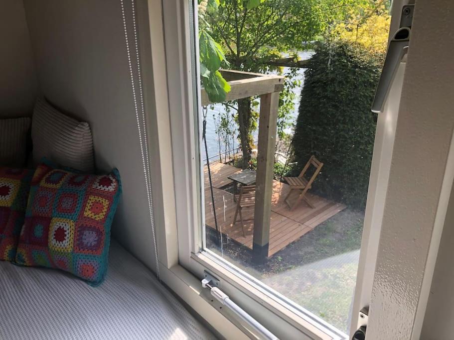 Gezellige Pipo Met Grote Schommel Aan Het Water Villa Medemblik Exteriör bild