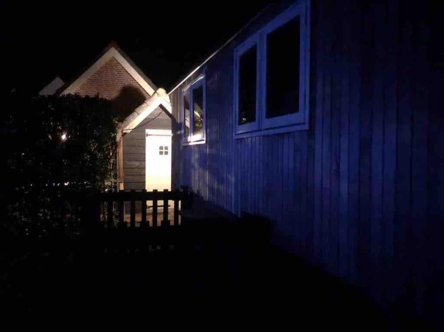 Gezellige Pipo Met Grote Schommel Aan Het Water Villa Medemblik Exteriör bild