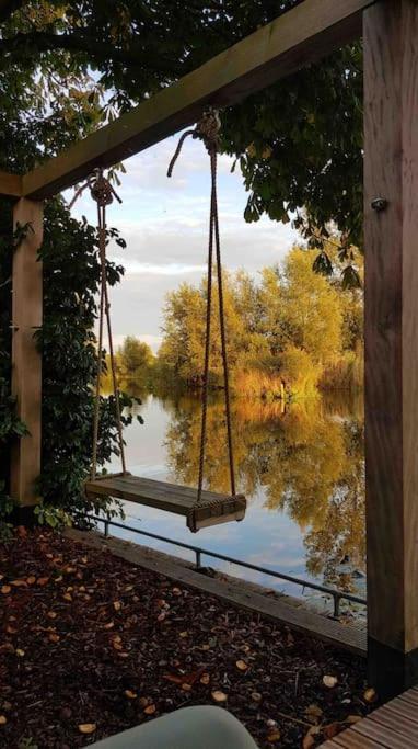 Gezellige Pipo Met Grote Schommel Aan Het Water Villa Medemblik Exteriör bild