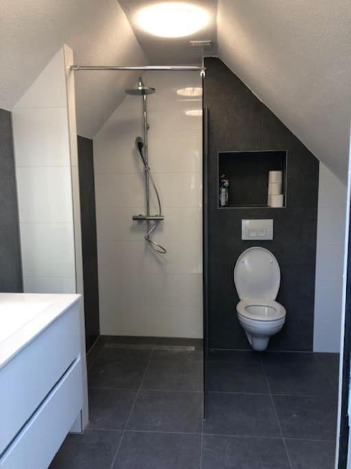 Gezellige Pipo Met Grote Schommel Aan Het Water Villa Medemblik Exteriör bild