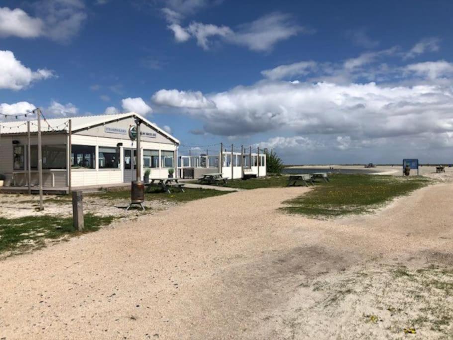 Gezellige Pipo Met Grote Schommel Aan Het Water Villa Medemblik Exteriör bild