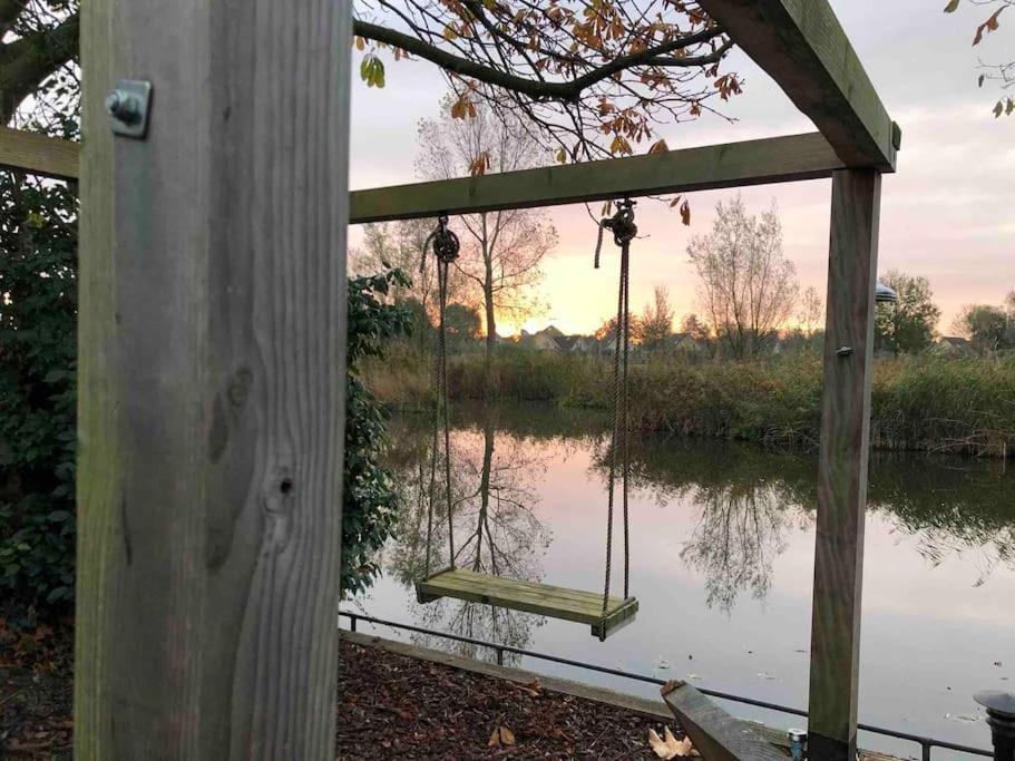 Gezellige Pipo Met Grote Schommel Aan Het Water Villa Medemblik Exteriör bild