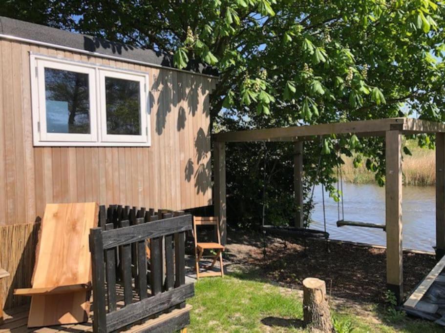 Gezellige Pipo Met Grote Schommel Aan Het Water Villa Medemblik Exteriör bild