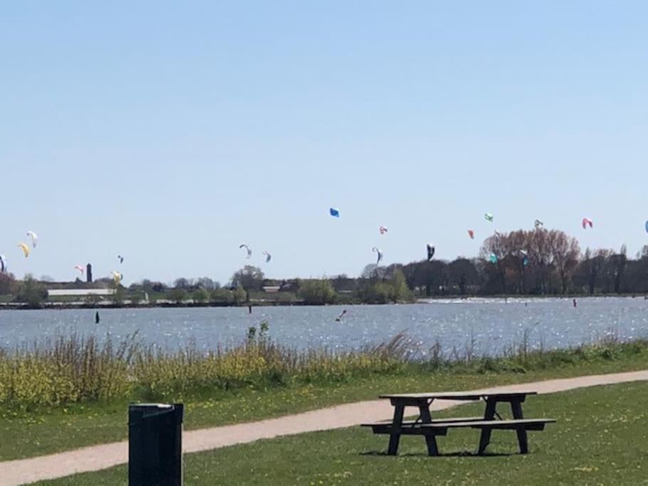 Gezellige Pipo Met Grote Schommel Aan Het Water Villa Medemblik Exteriör bild