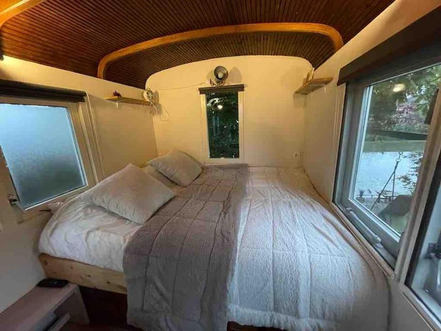 Gezellige Pipo Met Grote Schommel Aan Het Water Villa Medemblik Exteriör bild