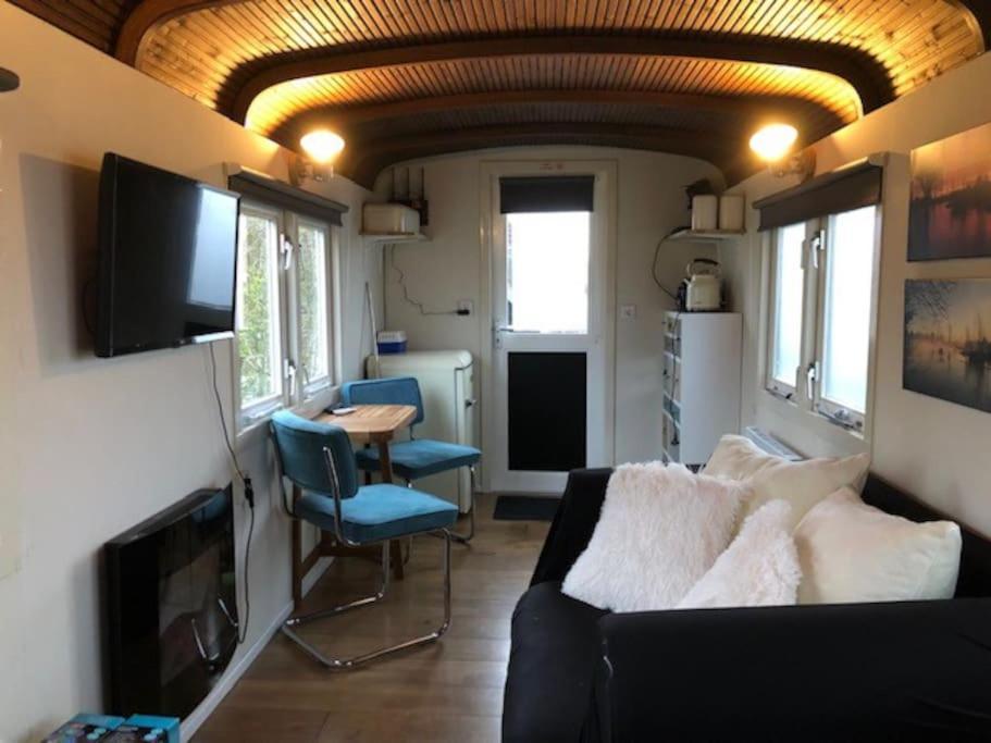 Gezellige Pipo Met Grote Schommel Aan Het Water Villa Medemblik Exteriör bild
