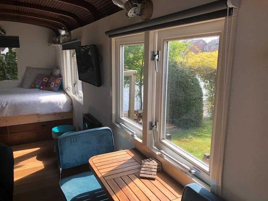 Gezellige Pipo Met Grote Schommel Aan Het Water Villa Medemblik Exteriör bild