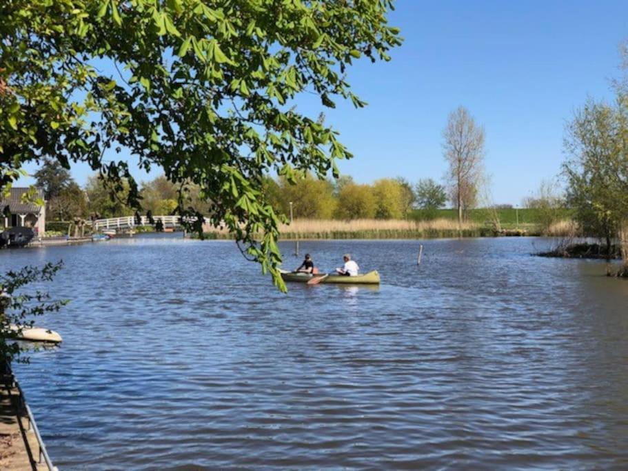 Gezellige Pipo Met Grote Schommel Aan Het Water Villa Medemblik Exteriör bild