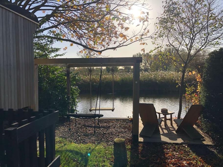Gezellige Pipo Met Grote Schommel Aan Het Water Villa Medemblik Exteriör bild