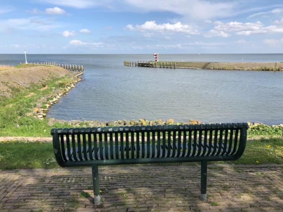 Gezellige Pipo Met Grote Schommel Aan Het Water Villa Medemblik Exteriör bild